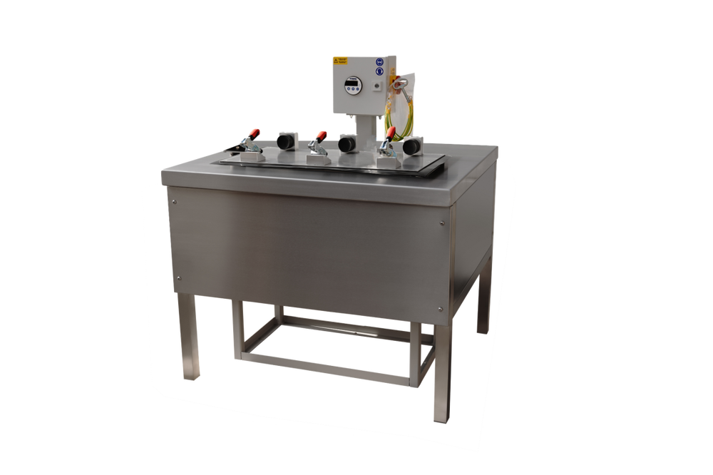 Laboratóriumi rendszerasztal integrált nagyfrekvenciás rezgőasztallal